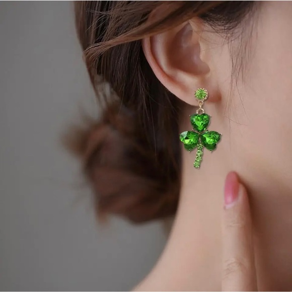 NEW Claire's St Patrick's Day 4 Leaf Clover Shamrock Post Back Pierced Earrings - Picture 3 of 4